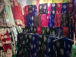 دلته هررقم مردانه اوزنانه رختونه په ارزانه بيعه ترلاسه كولاي شي