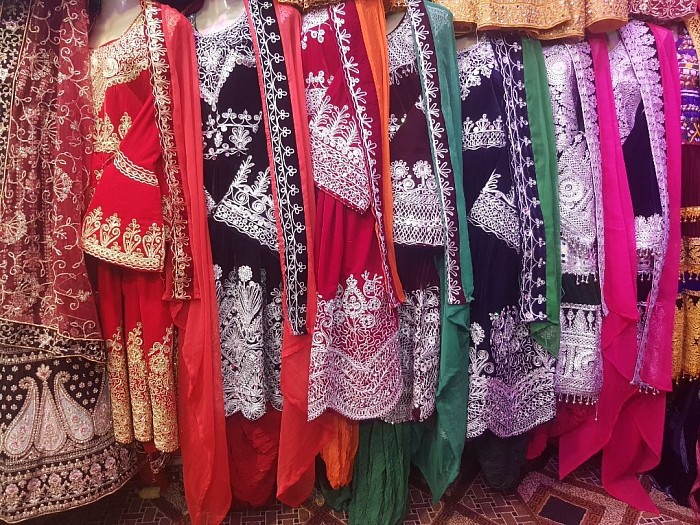 دلته هررقم مردانه اوزنانه رختونه په ارزانه بيعه ترلاسه كولاي شي