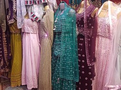 دلته هررقم مردانه اوزنانه رختونه په ارزانه بيعه ترلاسه كولاي شي